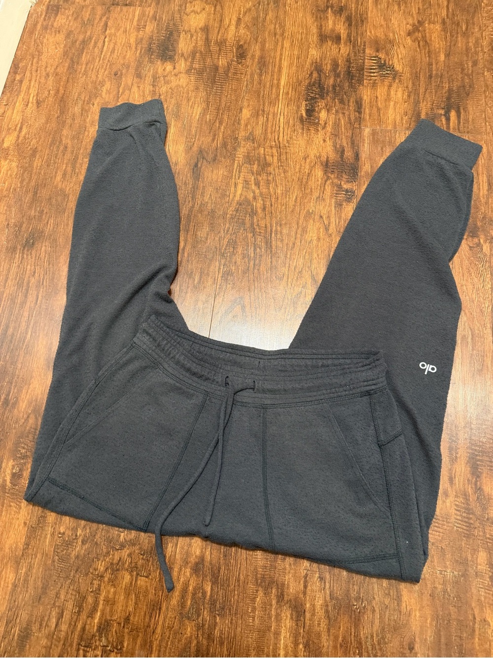 ALO Yoga women  Black Jogger Sweatpants with Back Pockets - Picture 3 of 6